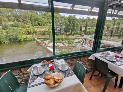 Petit déjeuner sous la véranda